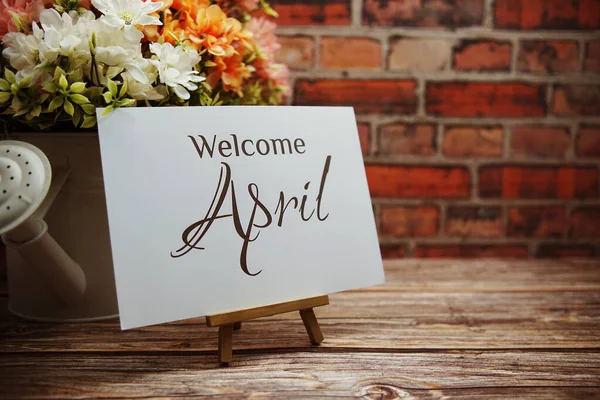 Willkommen April Text Mit Blumenstrauß Dekoration Auf Hölzernen Und Alten — Stockfoto