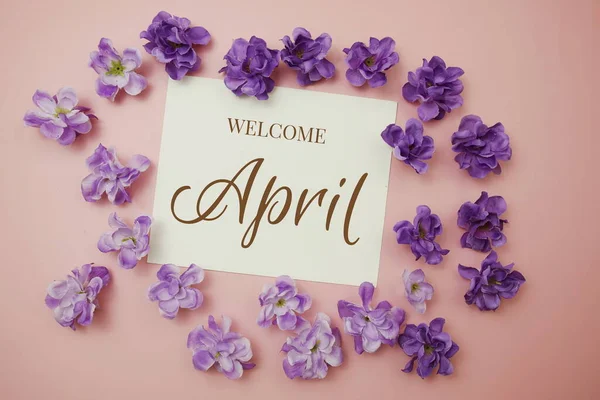 Üdvözöljük Április Kártya Tipográfia Szöveg Virágcsokor Rózsaszín Háttér — Stock Fotó