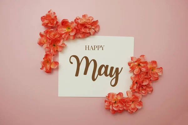 Happy May Cartão Tipografia Texto Com Buquê Flores Fundo Rosa — Fotografia de Stock