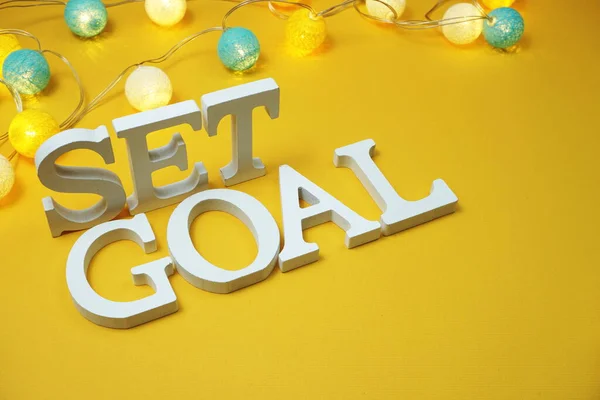 Set Goal Alphabet Buchstabe Mit Led Wattebällchen Auf Gelbem Hintergrund — Stockfoto
