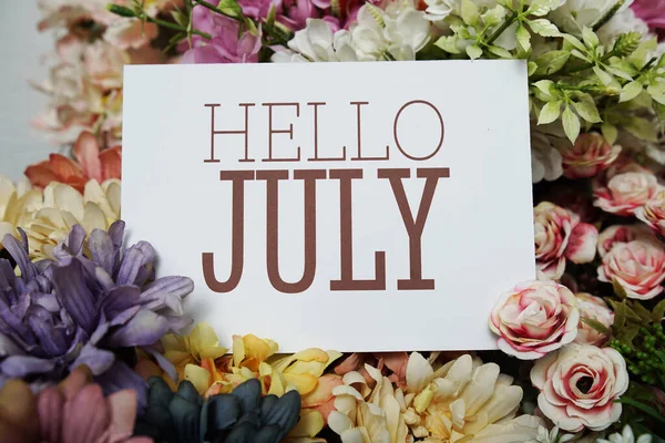 Hej Juli Textmeddelande Papperskort Med Vackra Blommor Dekoration — Stockfoto