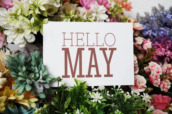 Hola Mayo Mensaje Texto Tarjeta Papel Con Hermosa Decoración Flores —  Fotos de Stock