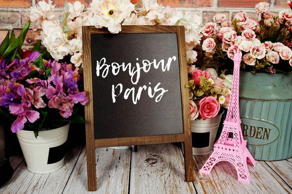 Bonjour Paříž Textová Zpráva Psát Tabuli Růžovou Eiffelovou Věží Suvenýr — Stock fotografie