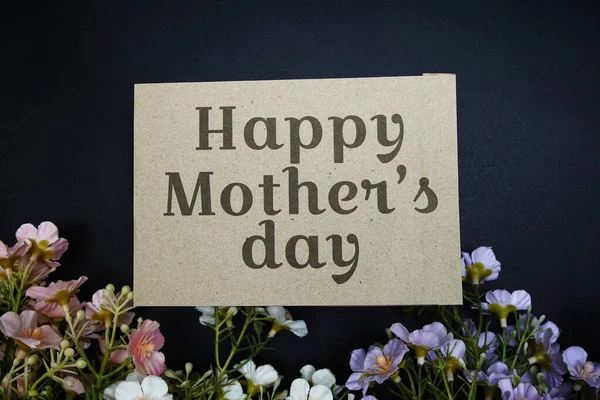 母亲节快乐短信 带有黑色背景的花朵装饰 — 图库照片