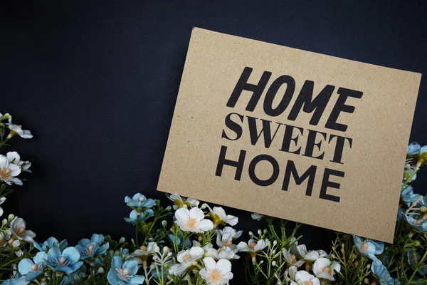 Home Sweet Home Mensaje Texto Con Decoración Flores Sobre Fondo — Foto de Stock
