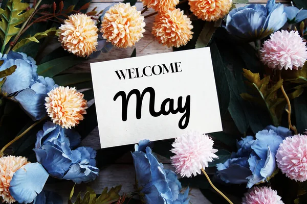 ようこそ木製の背景に花の装飾と5月のテキストメッセージ — ストック写真
