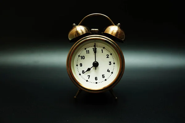 Vintage Wecker Bei Uhr Auf Schwarzem Hintergrund — Stockfoto
