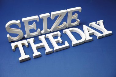 Kraliyet mavi arka planında The Day alfabe harflerini yakala