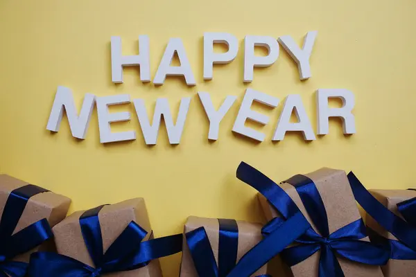 Новым Годом Буквы Алфавита Подарочными Коробками Желтом Фоне — стоковое фото