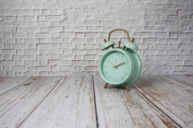 Ahşap arkaplanda boşluk kopyası olan alarmlı saat