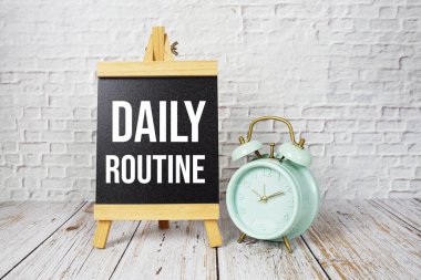 Ahşap zemin üzerinde günlük rutin mesaj ve alarm saati