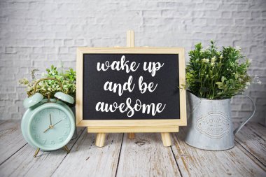 Uyan ve muhteşem bir metin mesajı ol motivasyonel ve ilham verici alıntı