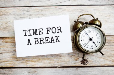 Ahşap arkaplanda alarmlı bir mesaj bırakma zamanı