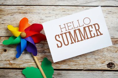 Merhaba. Tahta arka planda yel değirmeni olan yaz mesajı.