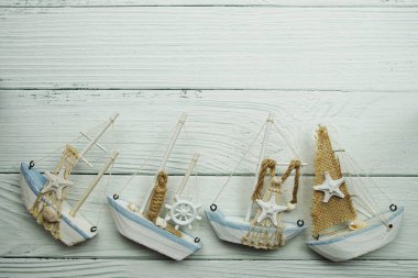 Ahşap arka planda uzay kopyası olan bir yelkenli model dekorasyonu