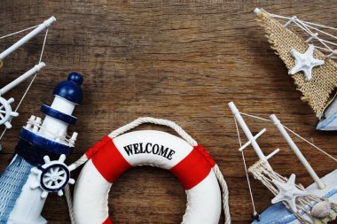 Ahşap arkaplanda denizcilik ve yaz arkaplan görüntüsü