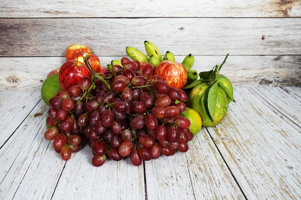 Verschiedene Früchte Mit Roter Traube Rotem Apfel Und Grüner Orange — Stockfoto