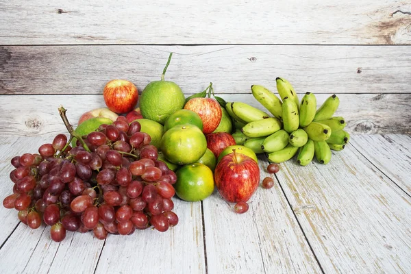 Różne Owoce Czerwonym Winogronem Czerwonym Jabłkiem Bananem Zieloną Pomarańczą Drewnianym — Zdjęcie stockowe