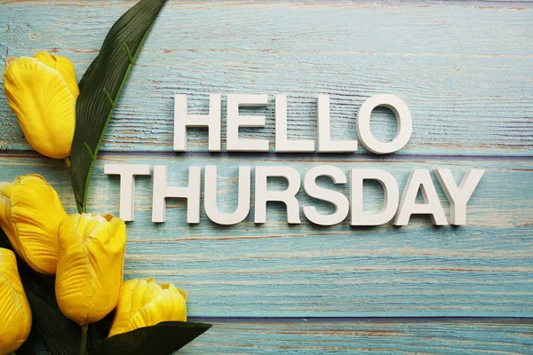 Hello Thursday Alfabeto Con Flor Tulipán Amarillo Sobre Fondo Madera — Foto de Stock