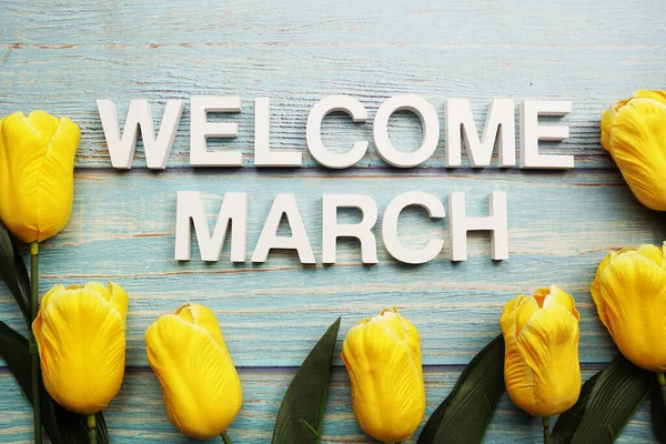 Willkommen März Alphabet Buchstaben Mit Tulpenblume Auf Holzgrund — Stockfoto