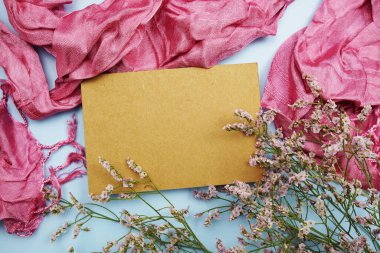 Çiçekli ve mavi arkaplanlı pembe eşarplı boş davetiye kartı