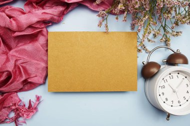 Alarm saati ve mavi arka planda pembe eşarbı olan boş kart modeli