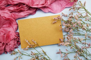 Çiçekli ve mavi arkaplanlı pembe eşarplı boş davetiye kartı