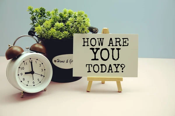 Cómo Estás Hoy Escrito Tarjeta Papel Con Planta Artificial Reloj — Foto de Stock