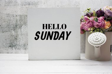 Merhaba Pazar mesajları, ahşap arka planda çiçek buketi.