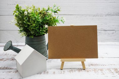 Ahşap arka planda boşluk kopyası olan ev modeli