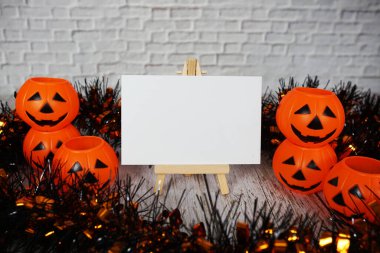 Ahşap arka planda uzay kopyası olan Cadılar Bayramı Balkabağı Kovası