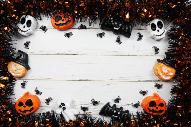 Ahşap zemin üzerinde boşluk kopyası olan Cadılar Bayramı dekorasyonunun üst görünümü