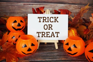 Ahşap arka planda Cadılar Bayramı süslemeleri olan bir mesaj at ya da şaka yap