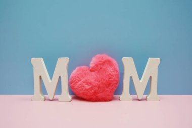 Anneler Günü geçmişi, anne mektupları ve pembe arka planda bir kalp.