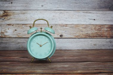 çalar saat ahşap zemin üzerinde