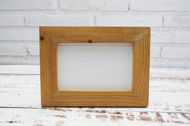 Ahşap arkaplanda boş ahşap çerçeve modeli