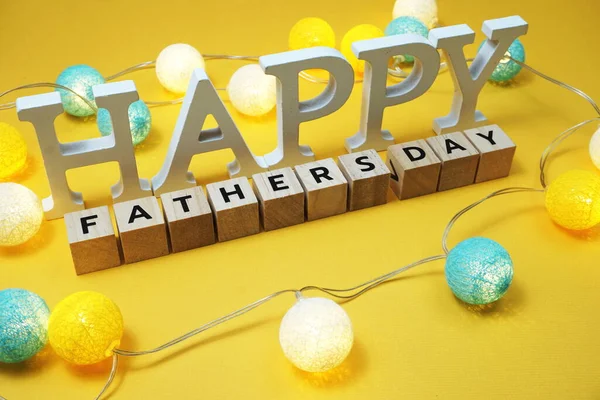 Happy Fathers Day Alfabet Bokstav Med Led Bomullsbollar Gul Bakgrund — Stockfoto