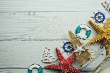 Denizcilik süslemeleri Antika yelkenli oyuncak model ve ahşap arka planda can simidi