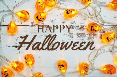 Mutlu Cadılar Bayramı tipografisi metinleri ve Balkabağı Işıkları Ahşap zemin üzerine Cadılar Bayramı Dekorasyonları için LED