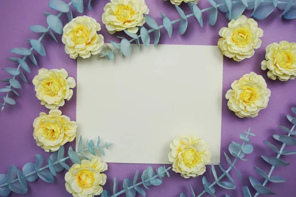 紫色の背景にコピーのためのスペースを持つ花のフレーム — ストック写真