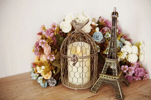 Home Dekorace Eiffelova Věž Led Světlo Svíčky Umělé Květiny Dřevěné — Stock fotografie