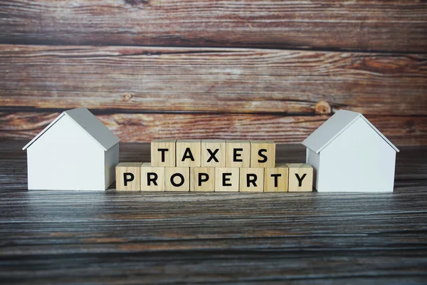 Imóveis Impostos Alfabeto Letra Com Modelo Casa Fundo Madeira — Fotografia de Stock