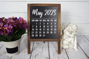 Mayıs 2023 Aylık takvim sehpada ahşap arka planda duruyor