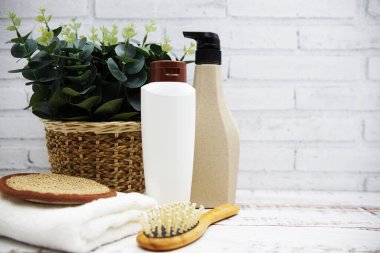 Temiz havlular, şampuan, Sıvı sabun ve diğer tuvalet eşyaları ve fotokopi alanı olan iç aksesuarlar.