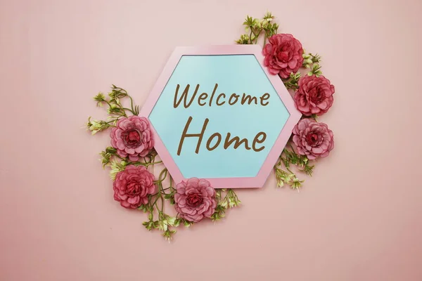 欢迎使用粉红背景的花朵装饰家庭字体 — 图库照片
