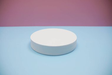 Pembe ve mavi arkaplanda kopyalama alanı olan podyum sahne sahne gösterisi ön görünümü