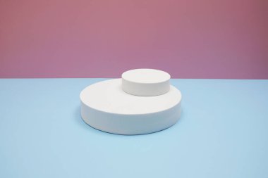 Pembe ve mavi arkaplanda kopyalama alanı olan podyum sahne sahne gösterisi ön görünümü