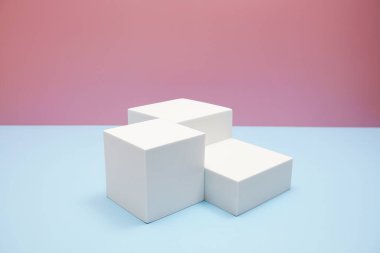 Pembe ve mavi arkaplanda kopyalama alanı olan podyum sahne sahne gösterisi ön görünümü