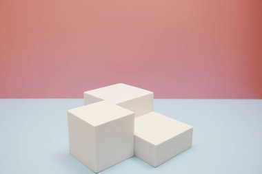 Pembe ve mavi arkaplanda kopyalama alanı olan podyum sahne sahne gösterisi ön görünümü