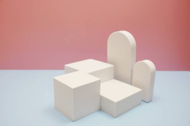 Pembe ve mavi arkaplanda kopyalama alanı olan podyum sahne sahne gösterisi ön görünümü